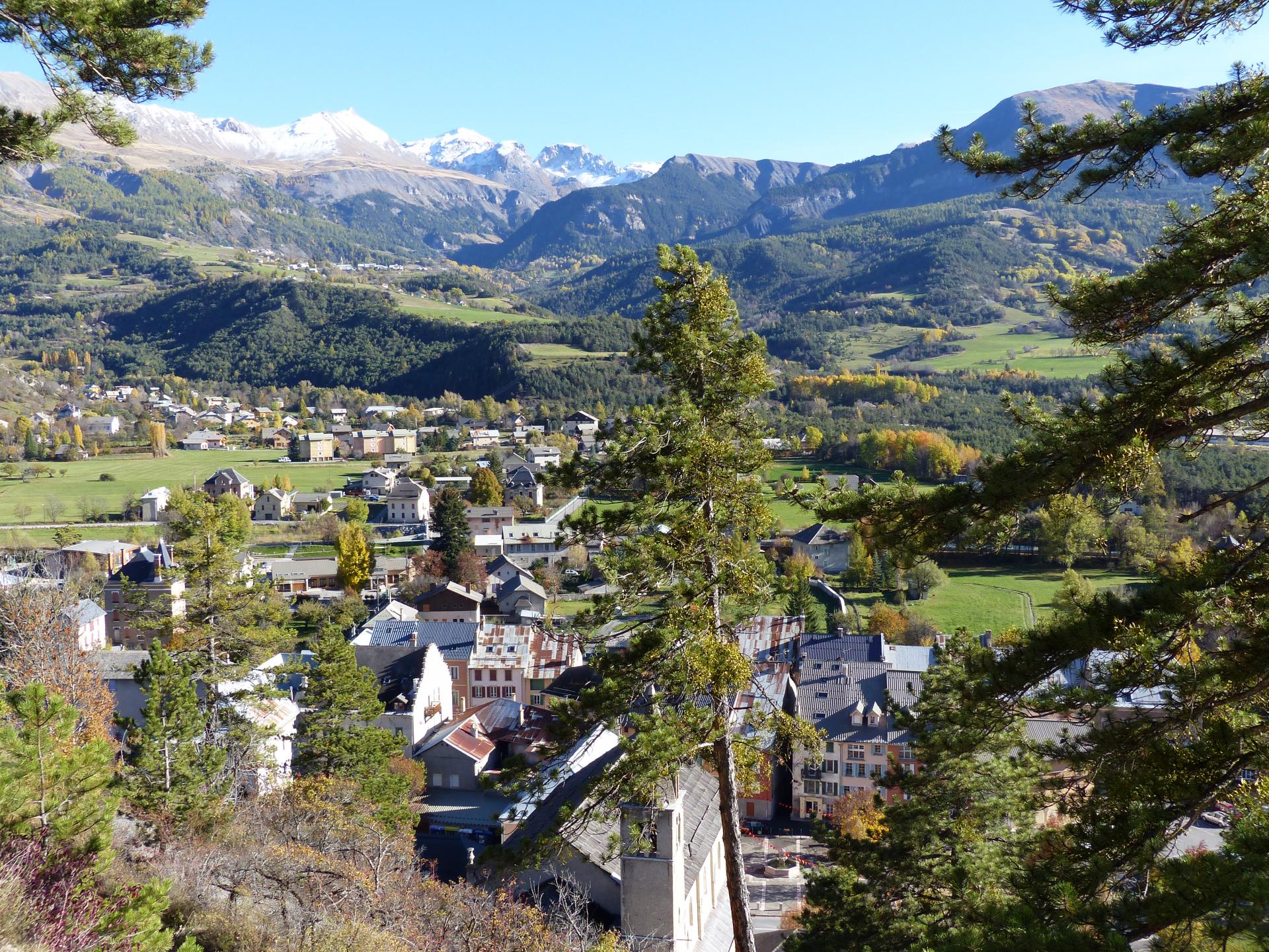 Jausiers centre village printemps 2